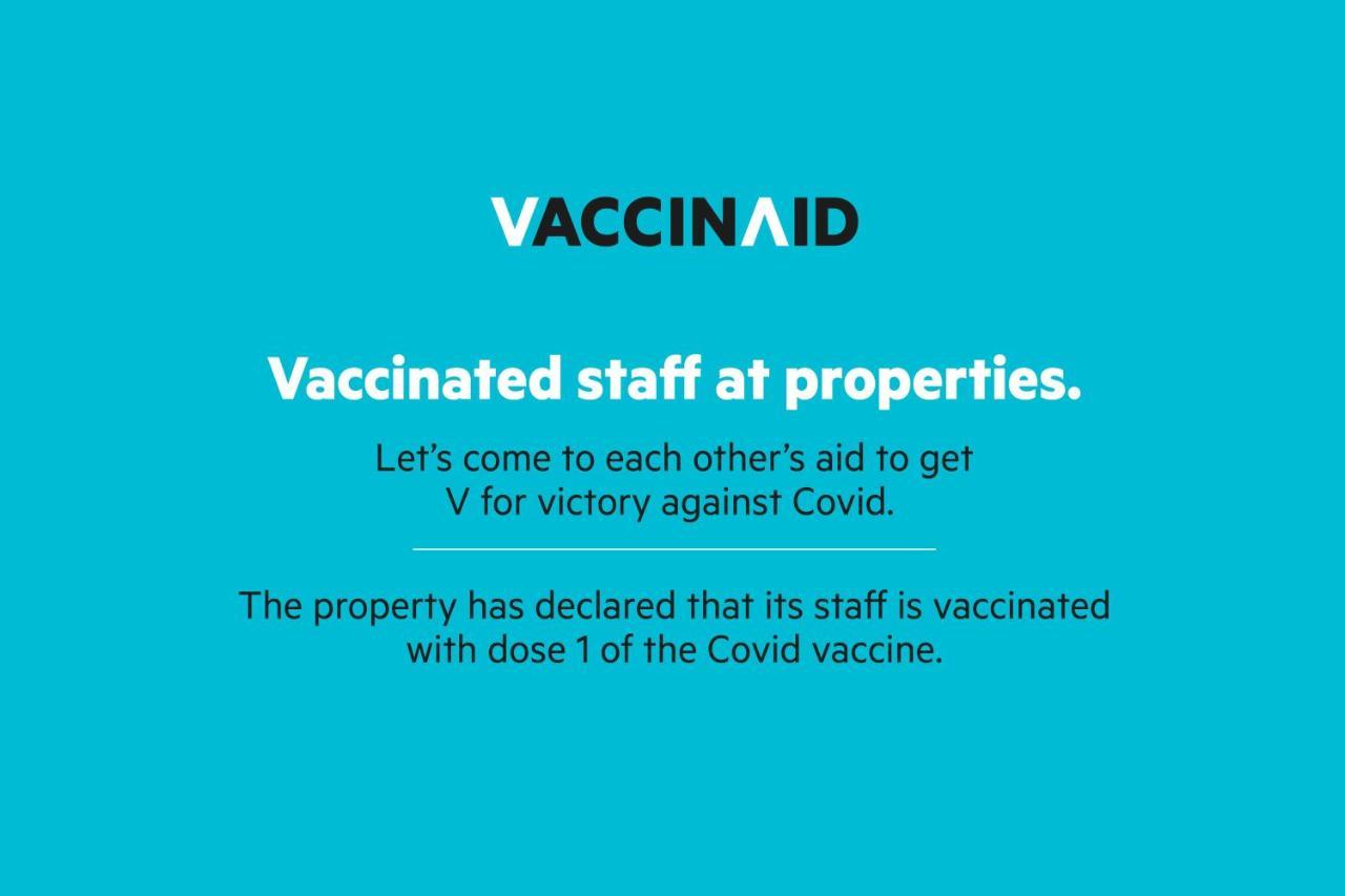Vaccinated Staff - Oyo 22055 Dadar Residency Hotel - Mumbai — Photos 1